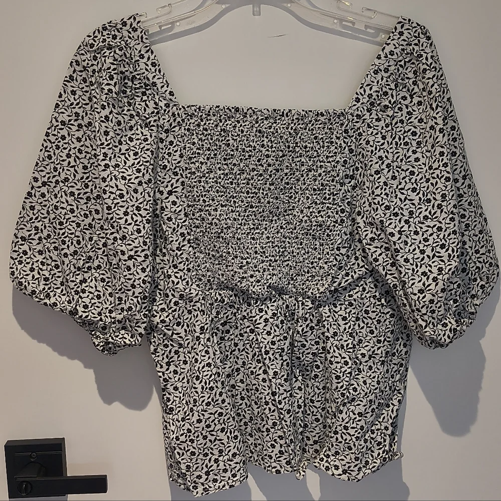 Old Navy Black and White Floral Puff-Sleeve Blouse
